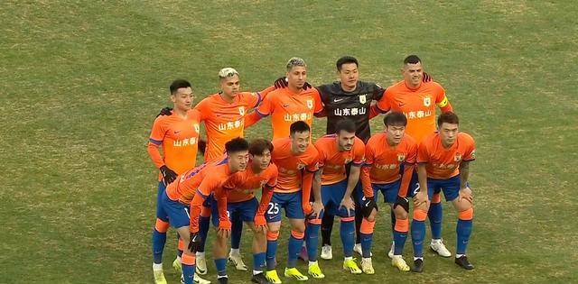 九游娱乐-浓眉哥在曼联比赛中出色发挥，比赛局势复杂引发热议！