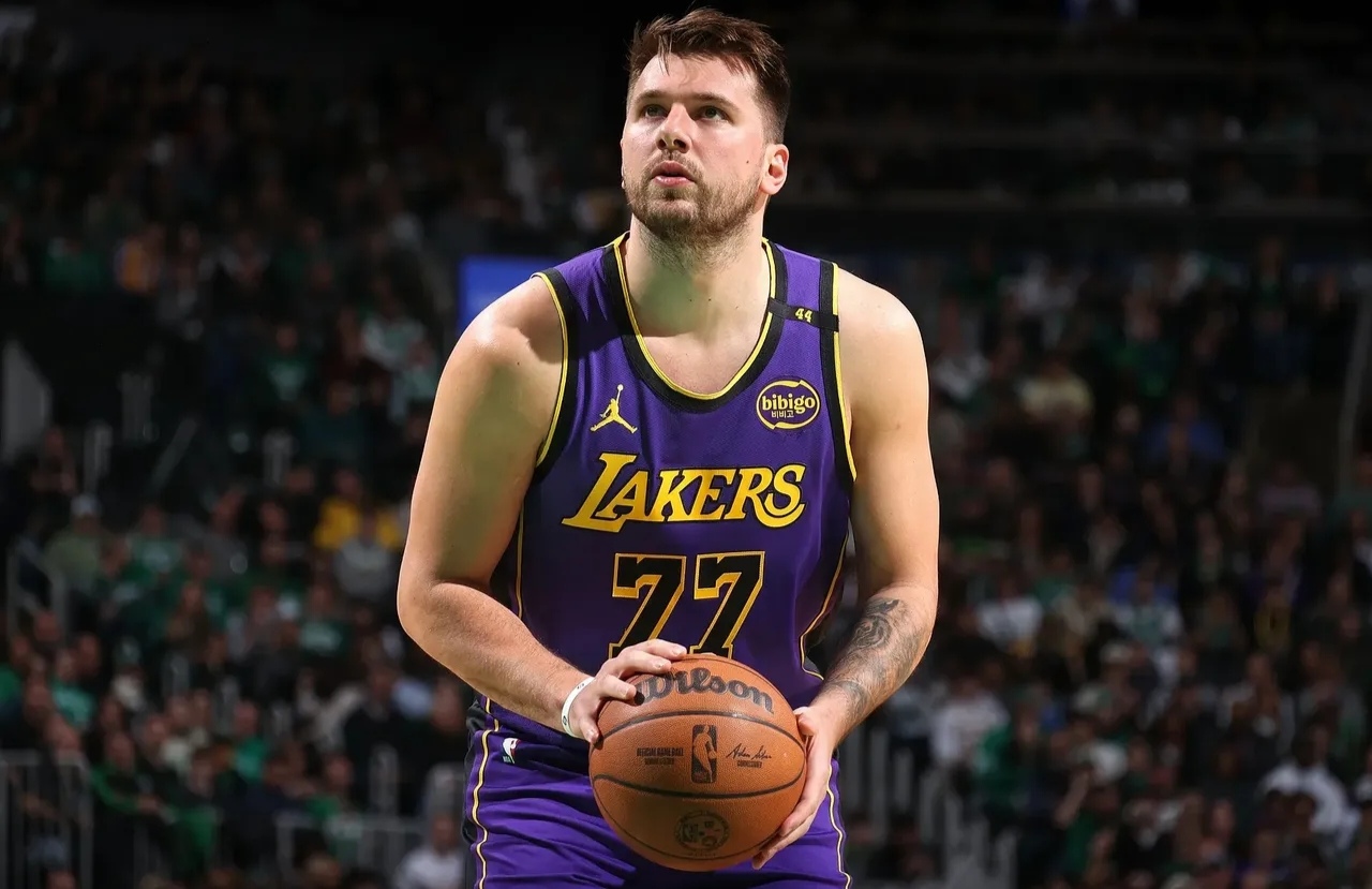 九游娱乐-东契奇回归赛场，突破纪录首场状态亮眼，美国队观众沸腾！的简单介绍