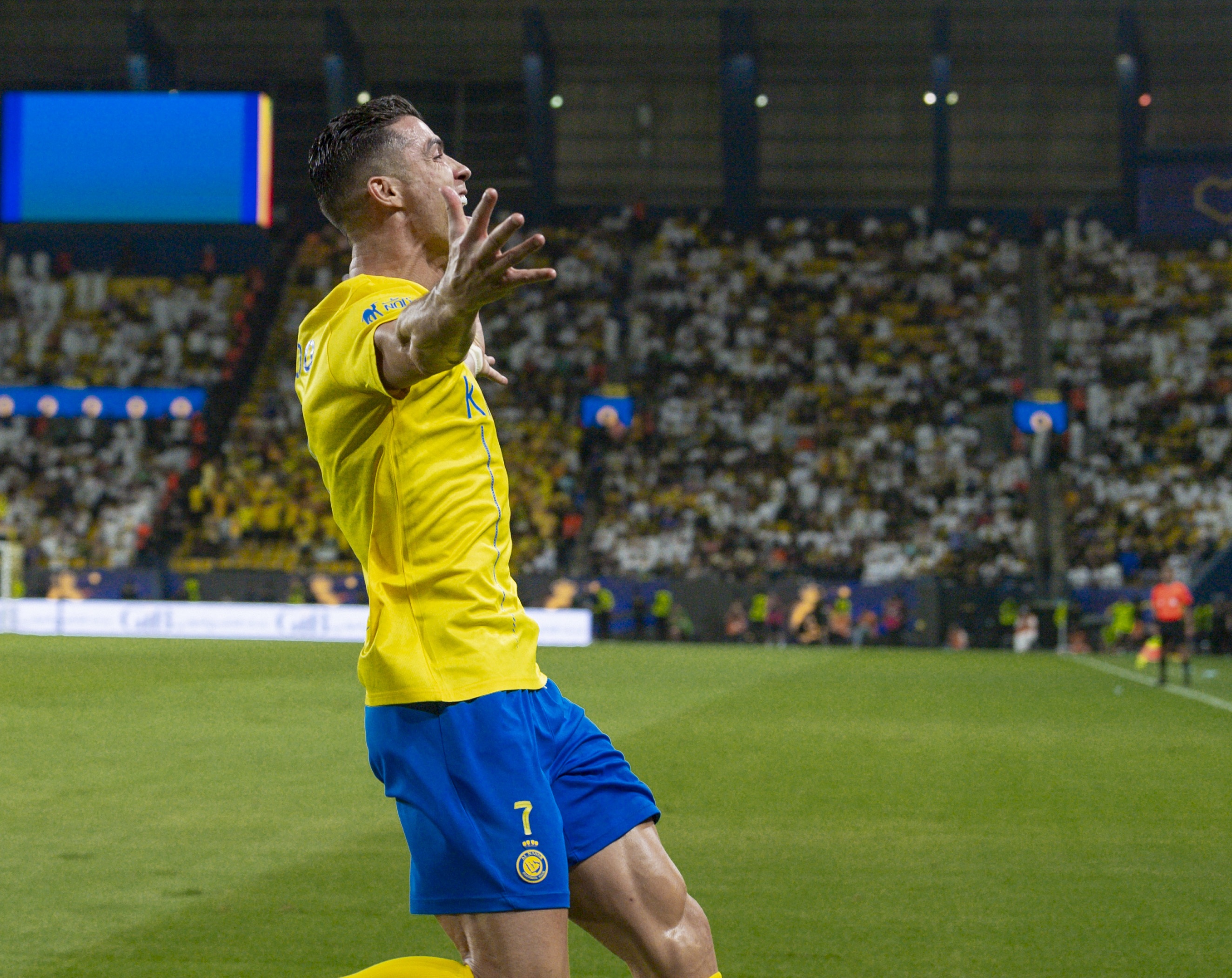 九游娱乐-C罗回归赛场，逆转首场状态亮眼，切尔西观众沸腾！的简单介绍