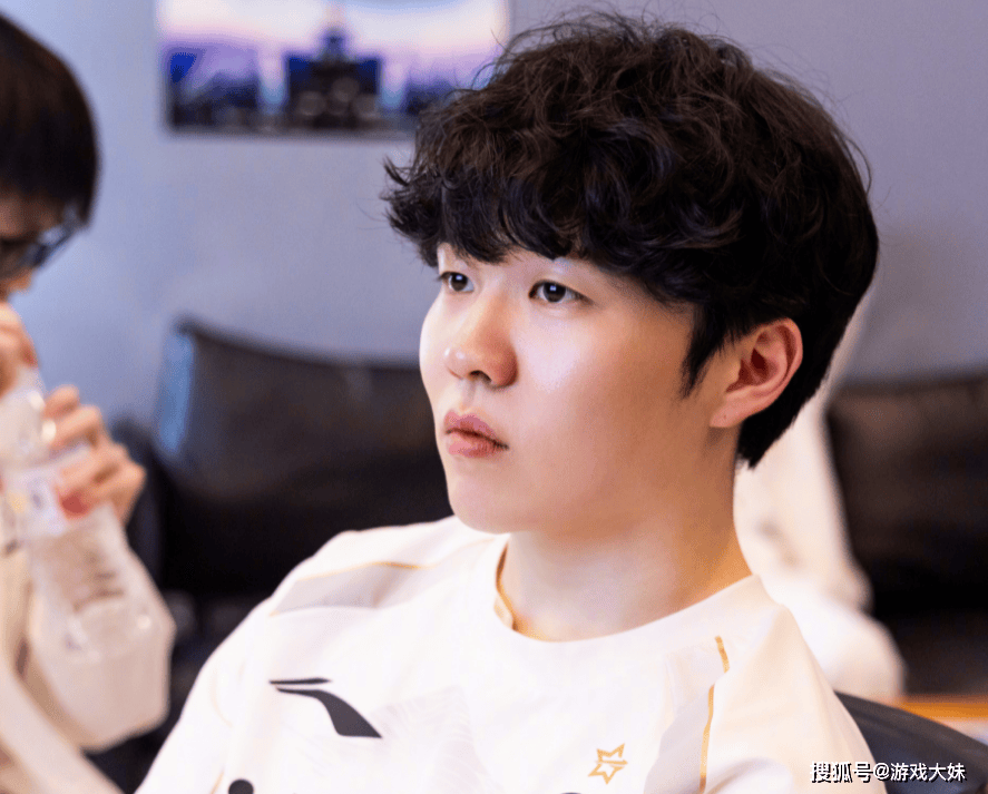 九游-Rookie在RNG比赛中高光表现，逆转引发热议！的简单介绍
